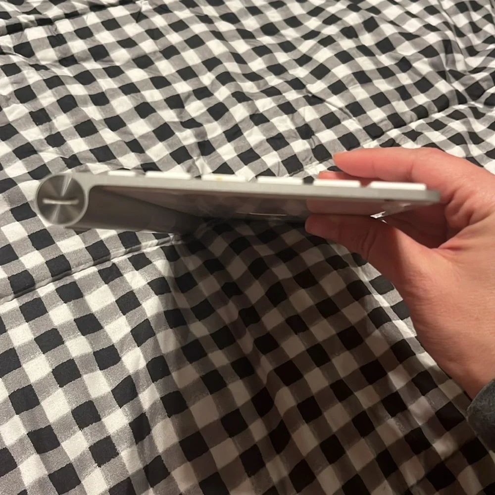 Apple Wireless‎ Bluetooth Keyboard A1314, Battery Powered, White/Silver